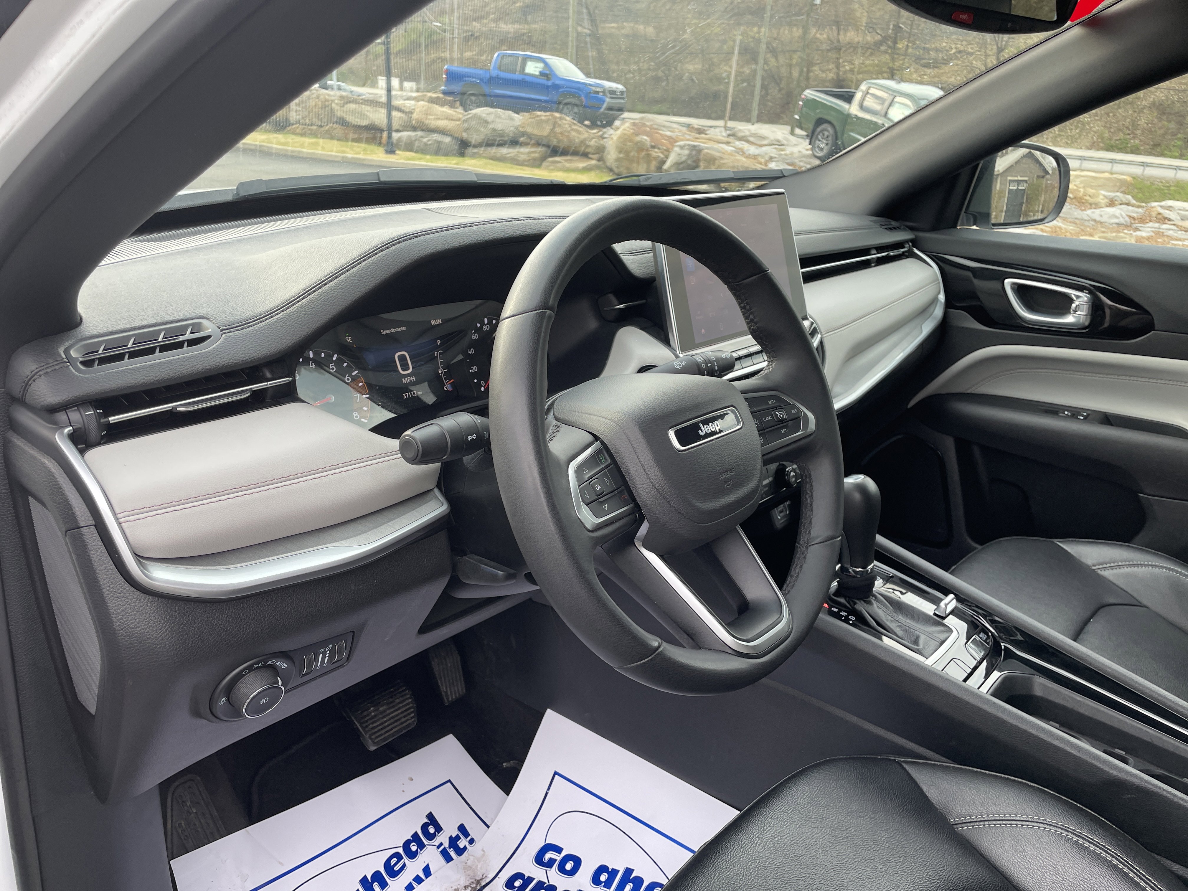 Used 2025 Jeep Compass Limited image 17