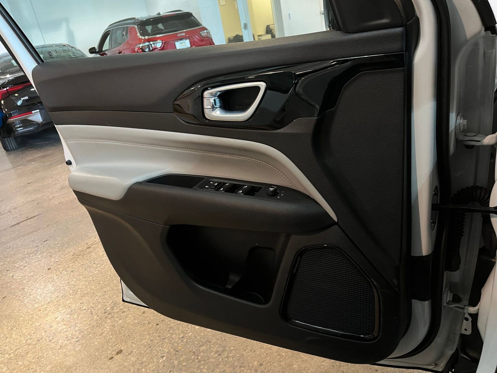 Used 2025 Jeep Compass Limited image 18