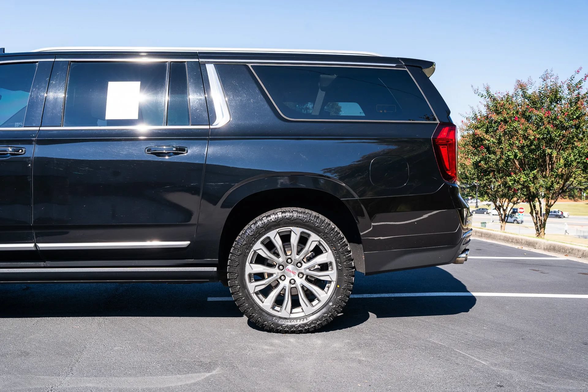 Used 2021 GMC Yukon XL Denali w/ Denali Premium Package RWD image 5