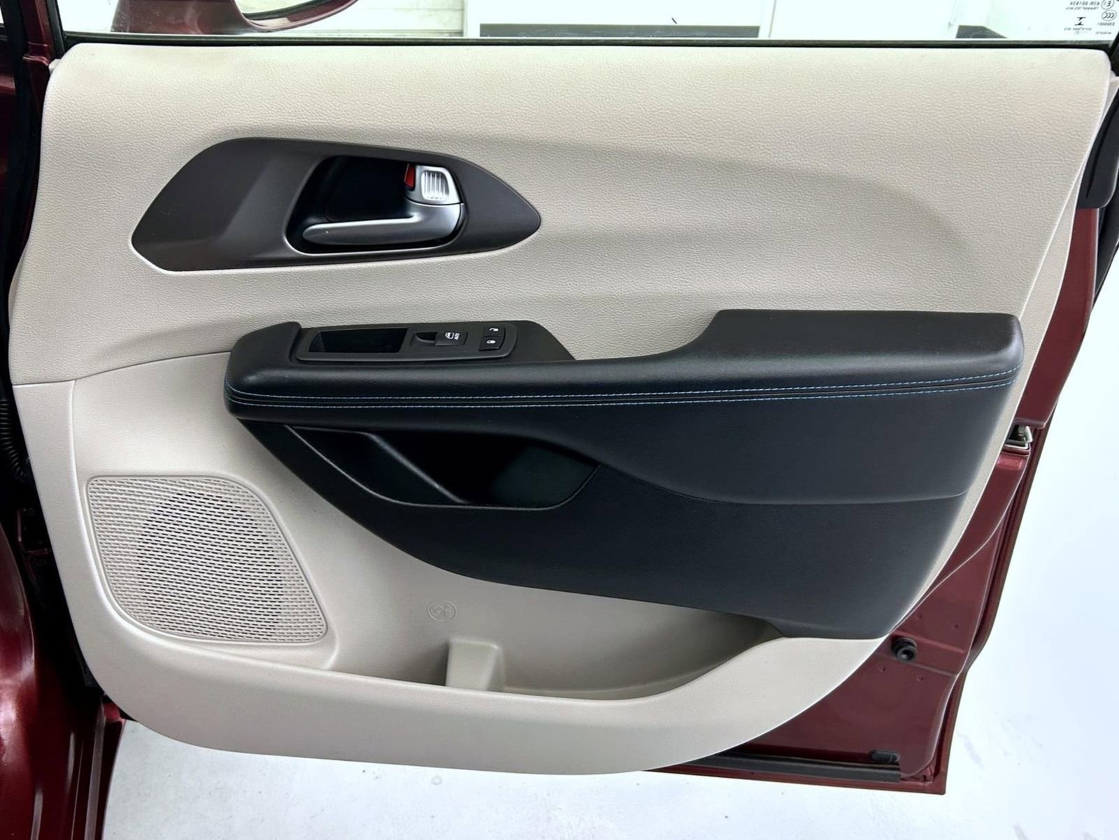 Used 2021 Chrysler Pacifica Touring-L FWD image 16