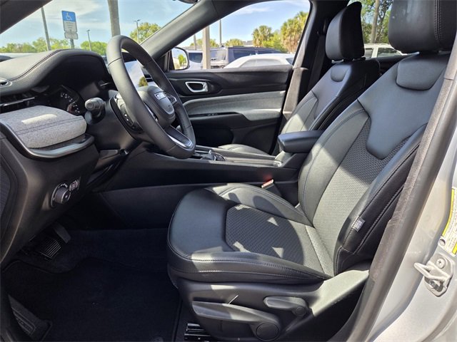 Used 2024 Jeep Compass Latitude image 14