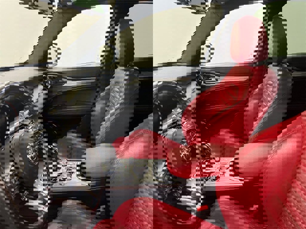 Used 2022 Alfa Romeo Stelvio Veloce image 16