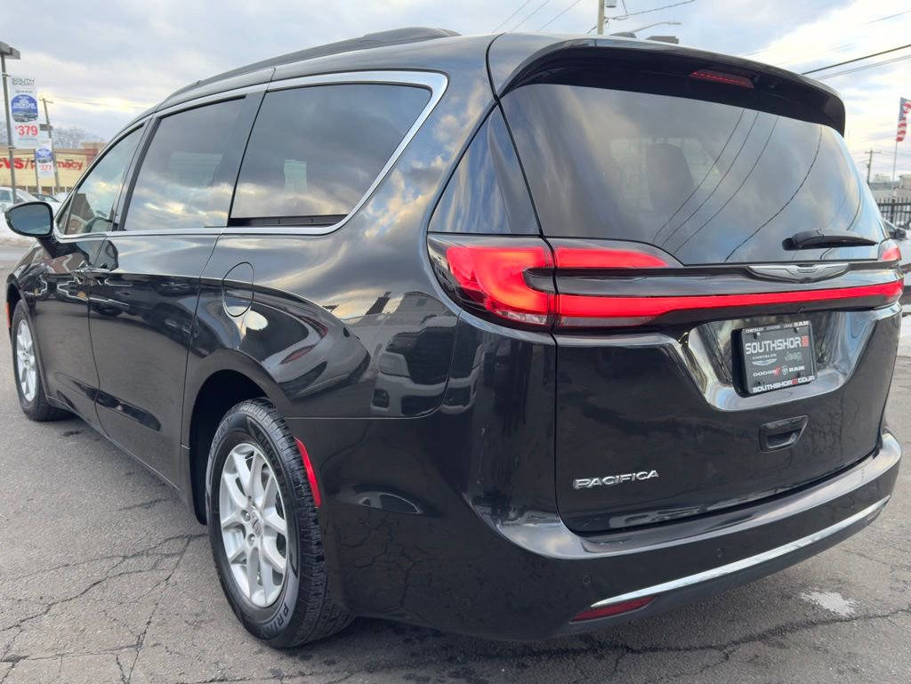 Used 2022 Chrysler Pacifica Touring-L image 5