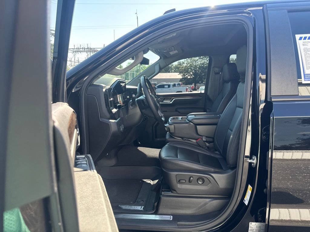 Used 2023 Chevrolet Silverado 1500 LT w/ Leather Package AWD/4WD image 13