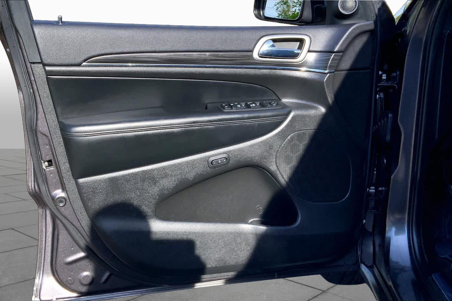 Used 2019 Jeep Grand Cherokee Limited AWD/4WD image 22
