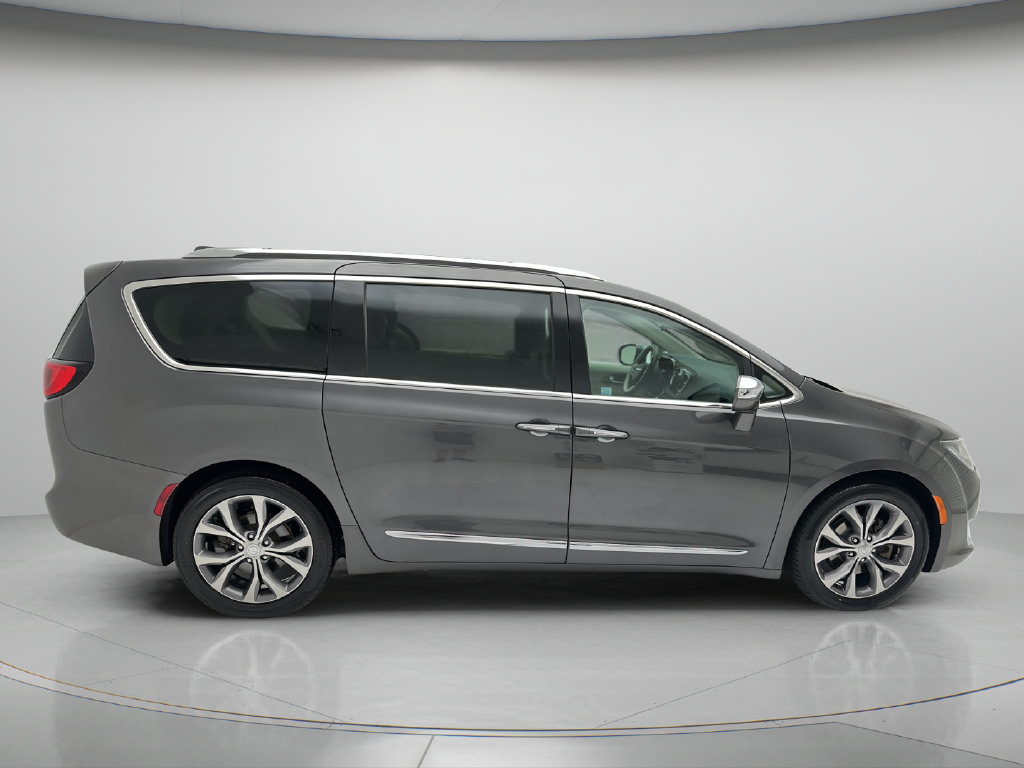 Used 2018 Chrysler Pacifica Limited w/ Tire & Wheel Group FWD image 6