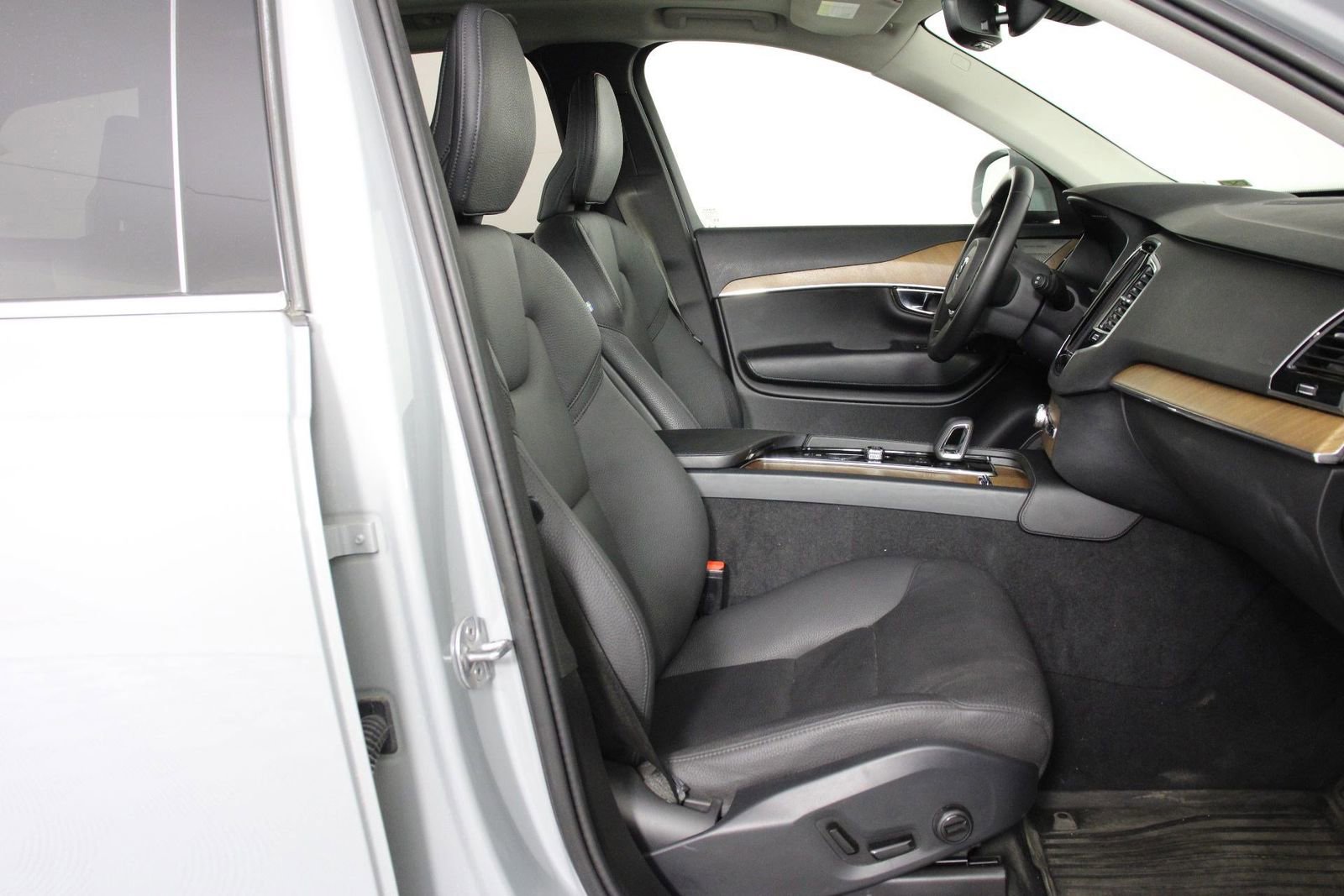 Certified 2024 Volvo XC90 T8 Plus w/ Protection Package Premier image 29