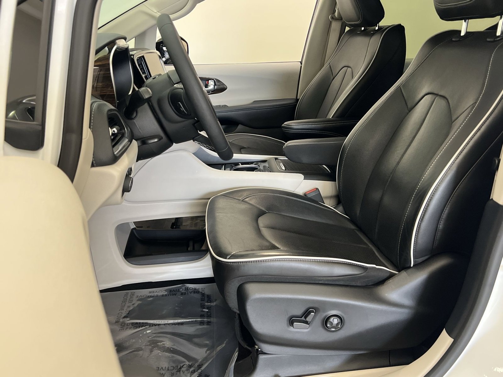 Used 2023 Chrysler Pacifica Limited image 11