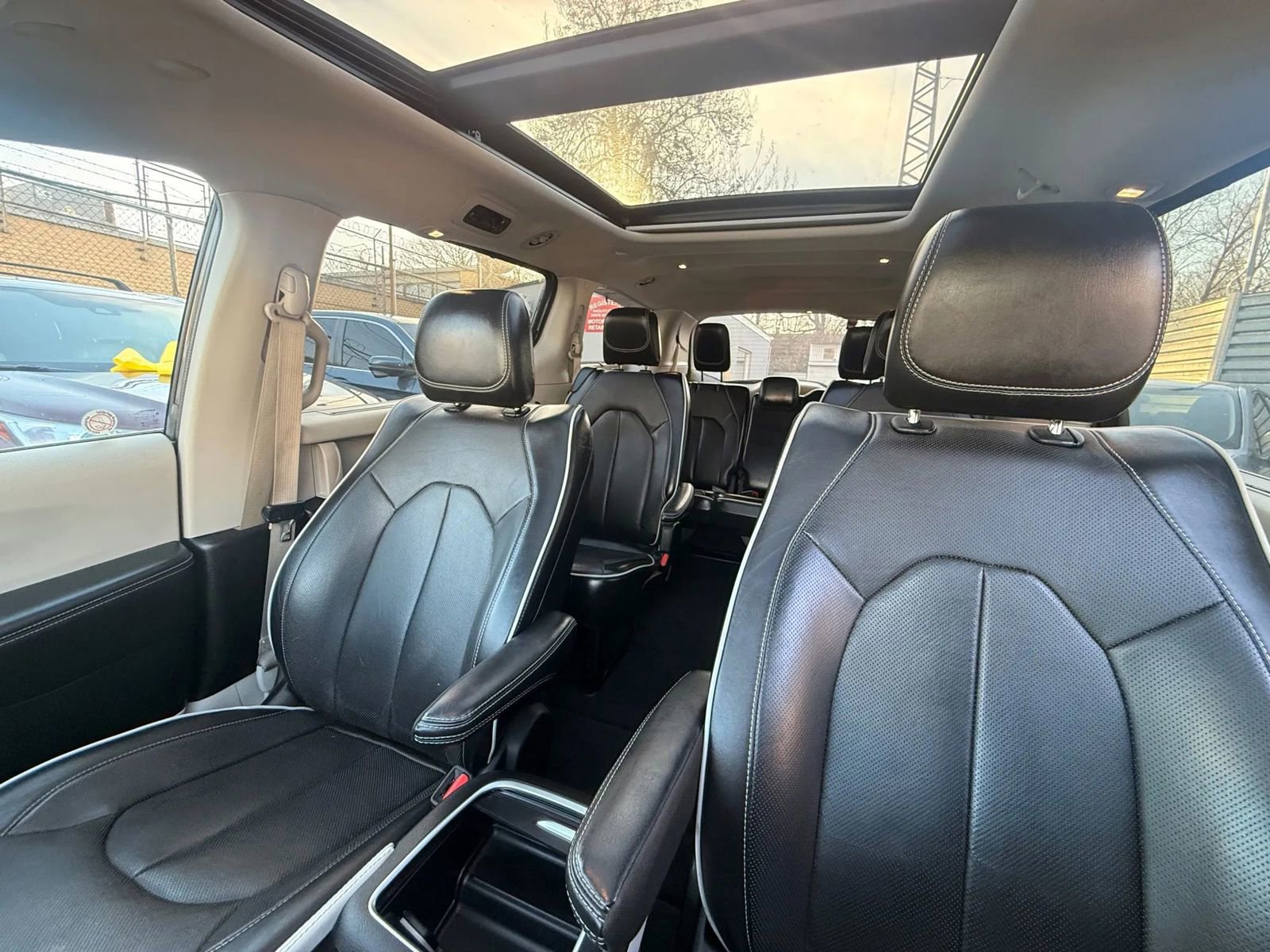 Used 2023 Chrysler Pacifica Limited image 26