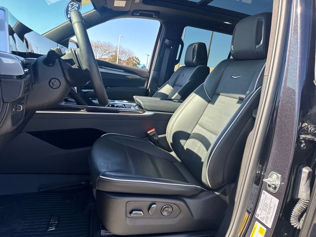 Used 2025 Cadillac Escalade Premium Luxury AWD/4WD image 18