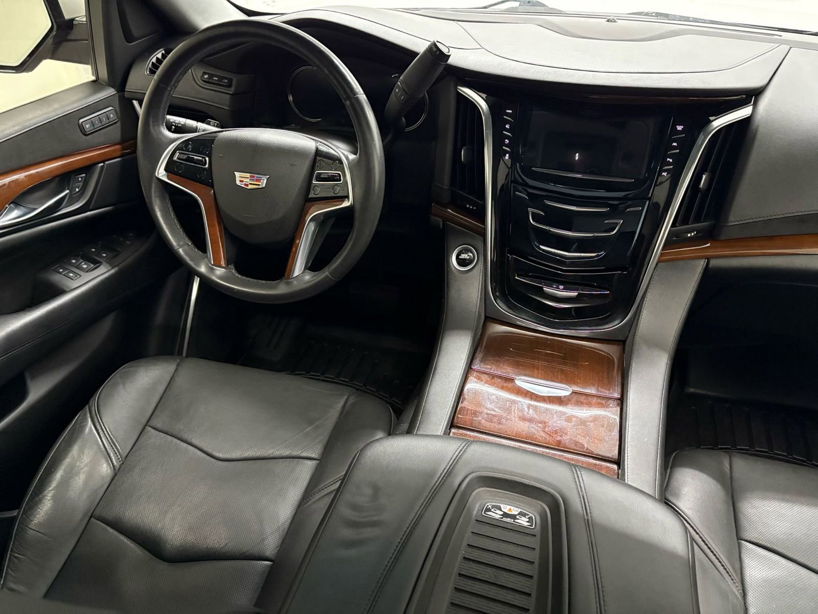 Used 2018 Cadillac Escalade Premium Luxury RWD image 8