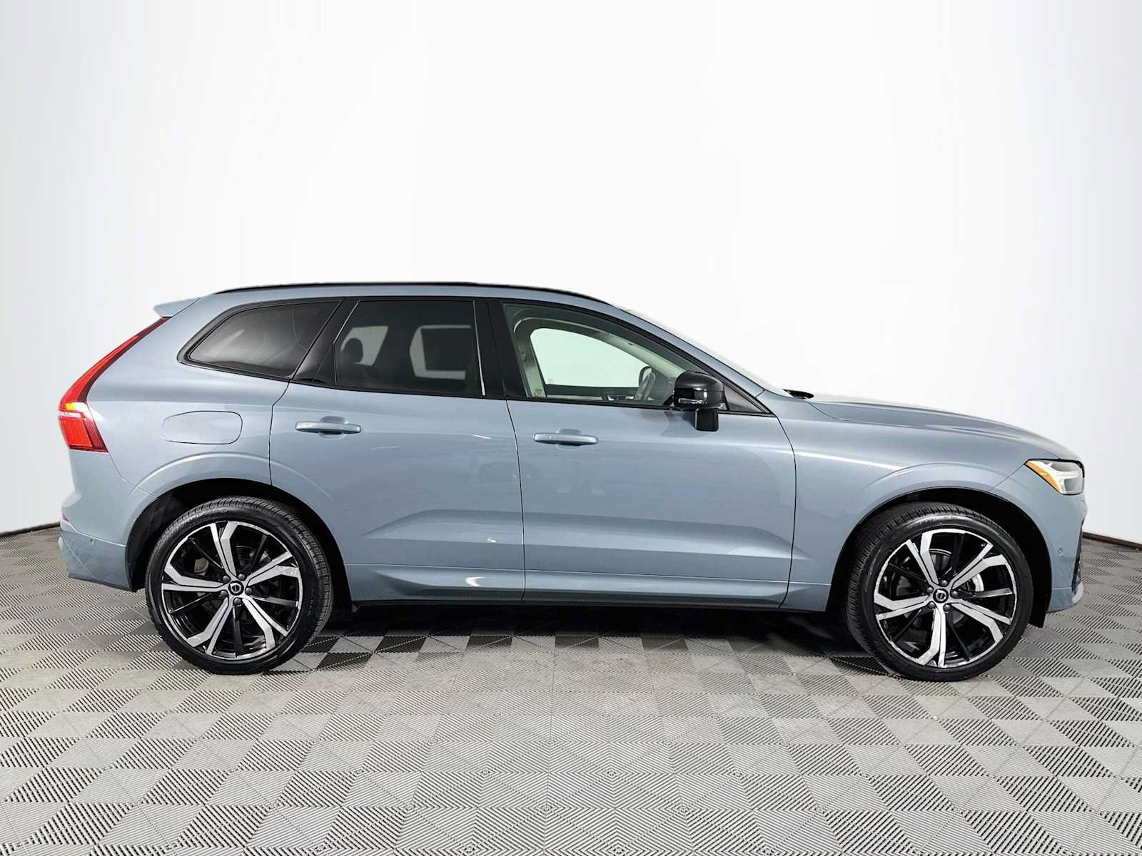 Used 2023 Volvo XC60 B5 Ultimate w/ Climate Package AWD/4WD image 4