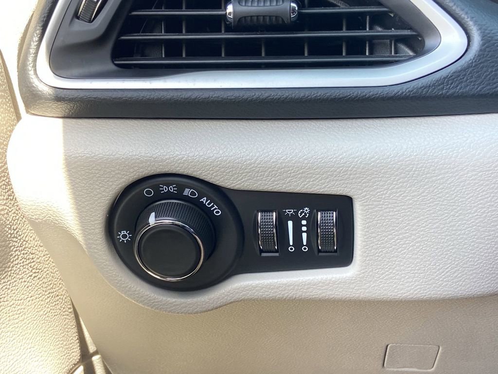 Used 2022 Chrysler Voyager LX FWD image 13