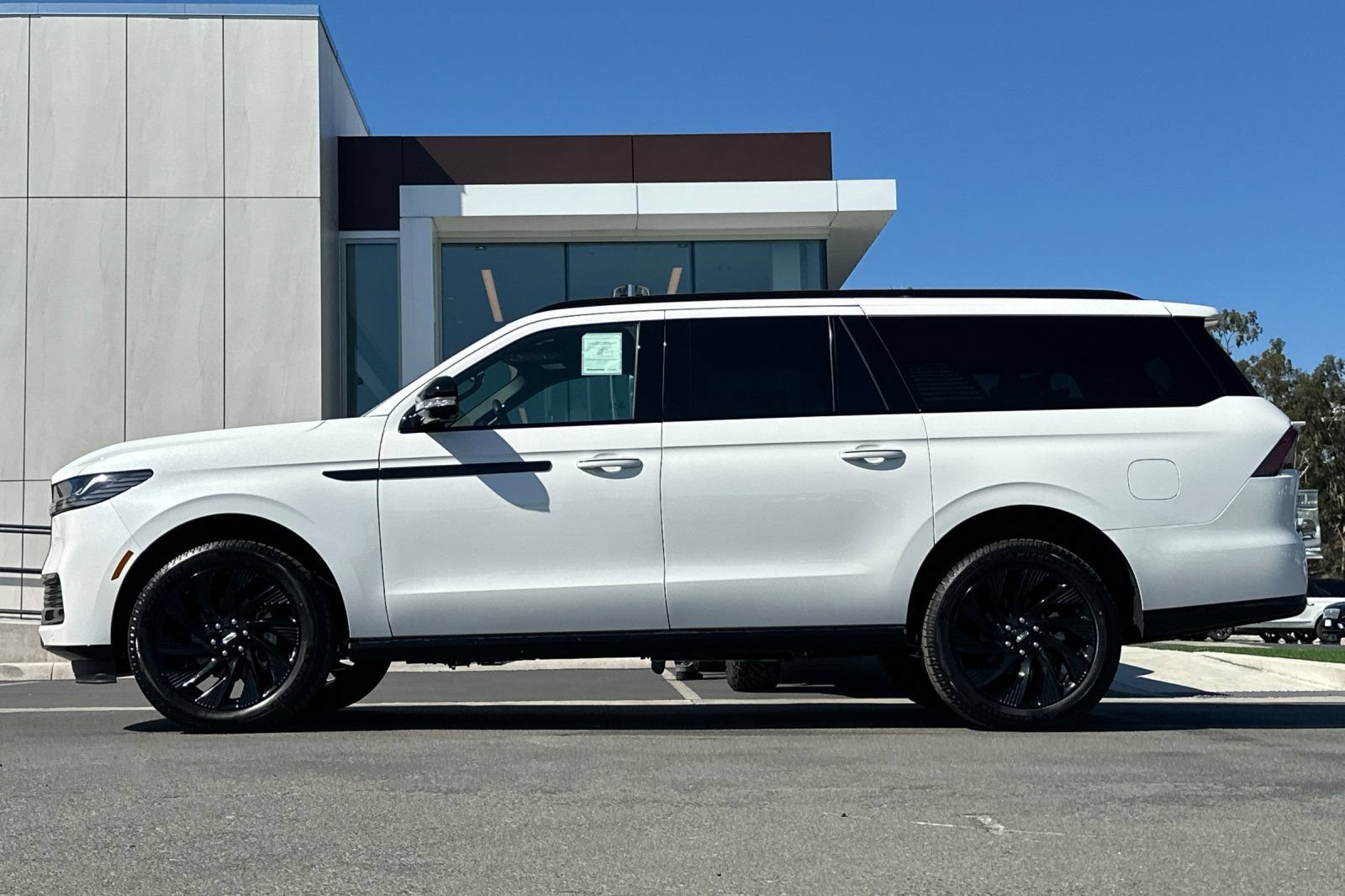 New 2026 Lincoln Navigator L Reserve w/ Jet Appearance Package AWD/4WD image 6