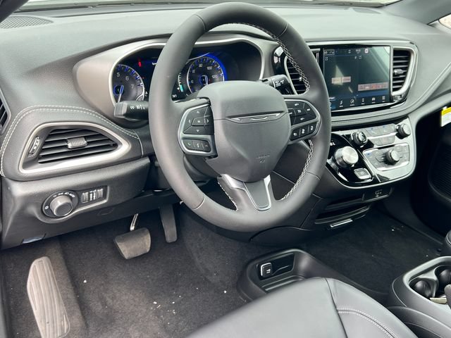 New 2027 Chrysler Pacifica Select AWD/4WD image 17