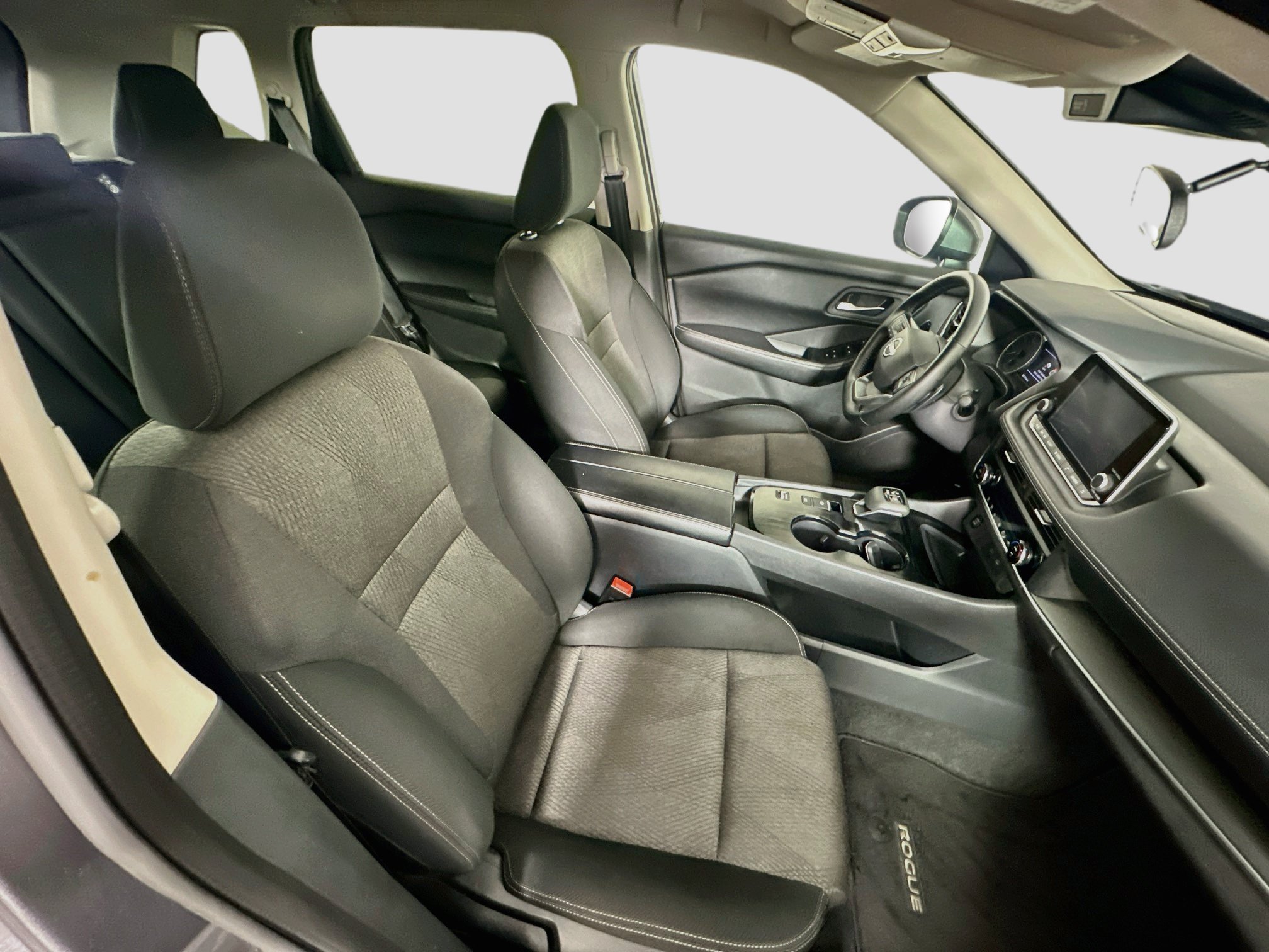 Used 2025 Nissan Rogue SV FWD image 30