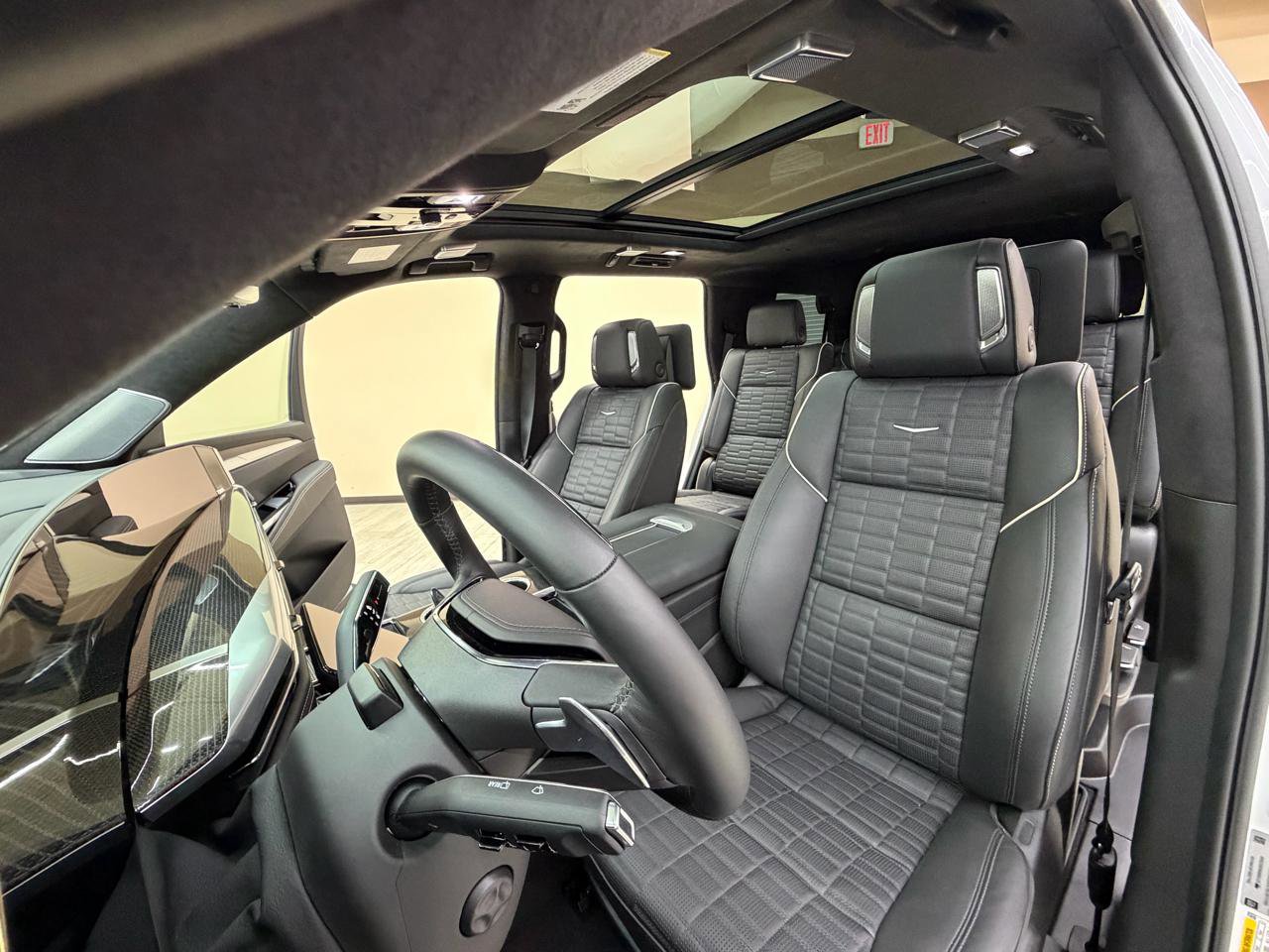 Used 2025 Cadillac Escalade V w/ LPO, ONYX Package image 28