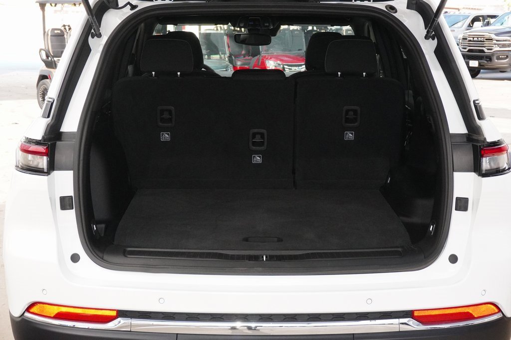 Used 2024 Jeep Grand Cherokee Laredo X w/ Trailer Tow Package image 27