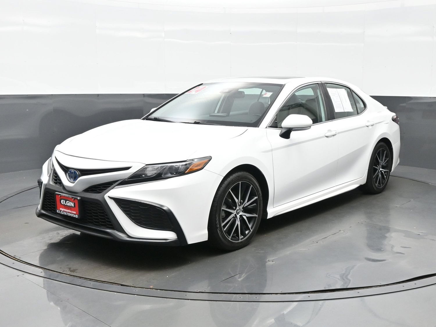 Used 2024 Toyota Camry SE w/ Audio Upgrade Package FWD image 2