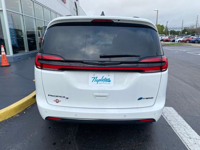 Used 2025 Chrysler Pacifica Premium image 8
