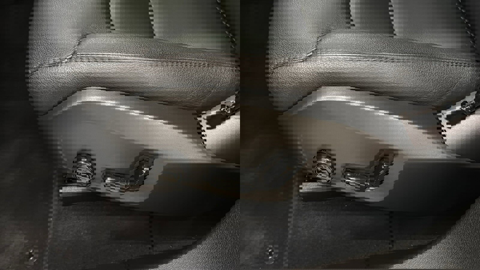 Used 2024 Volvo XC60 B5 Core image 25