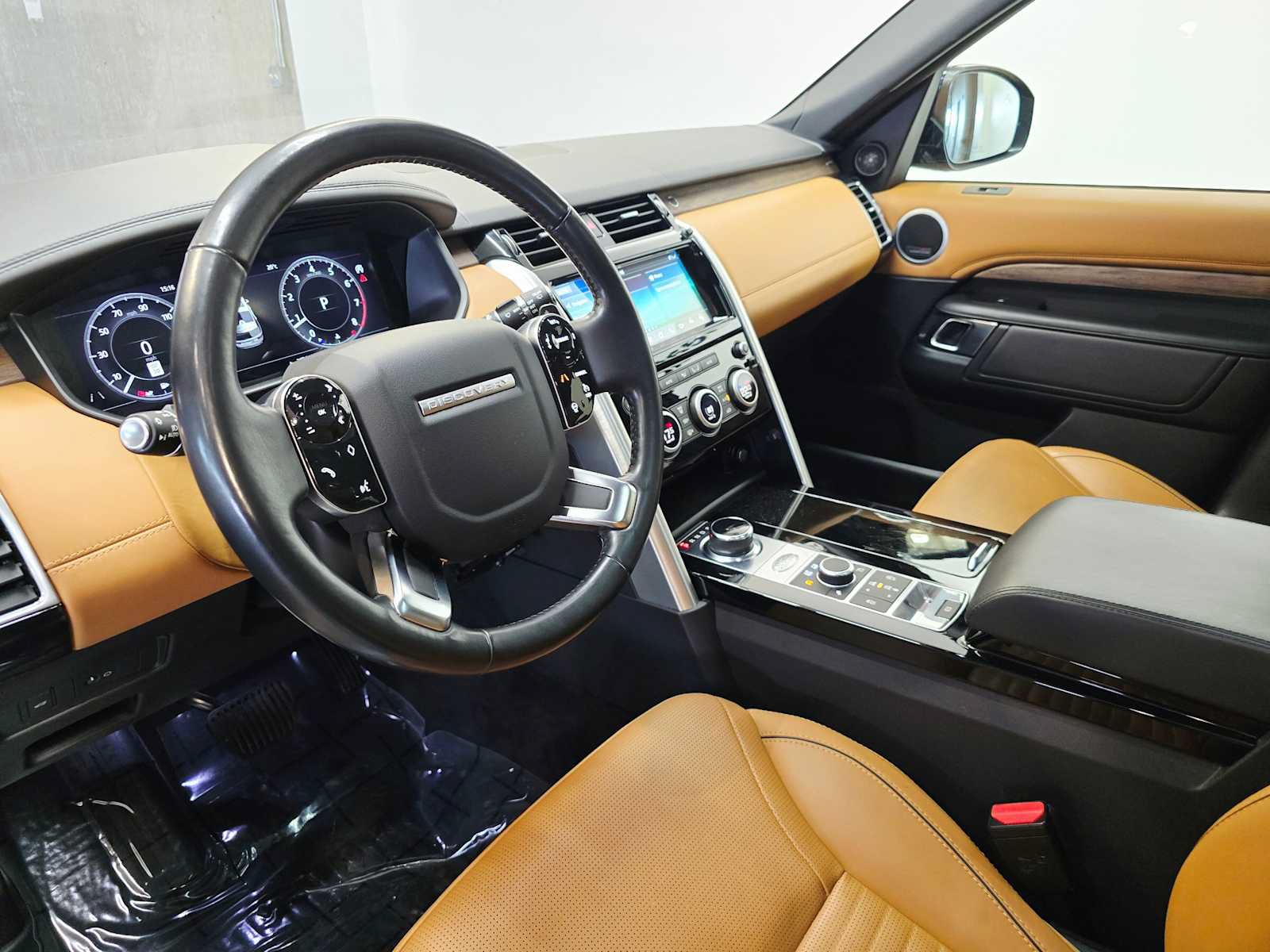 Used 2020 Land Rover Discovery HSE Luxury AWD/4WD image 2