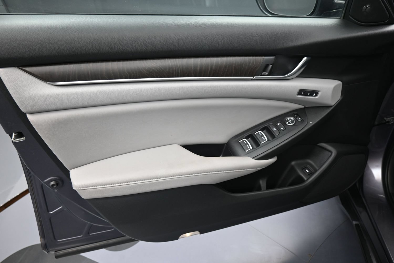 Used 2018 Honda Accord Touring image 12