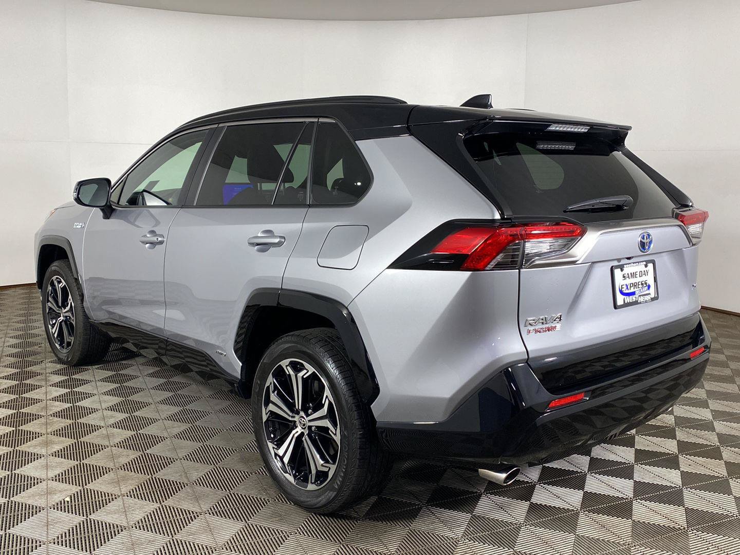 Used 2024 Toyota RAV4 XSE w/ Weather Package AWD/4WD image 4