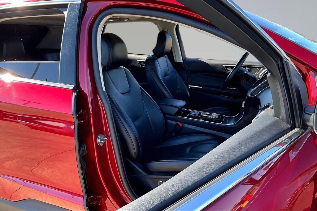 Used 2019 Ford Edge Titanium w/ Equipment Group 301A image 7