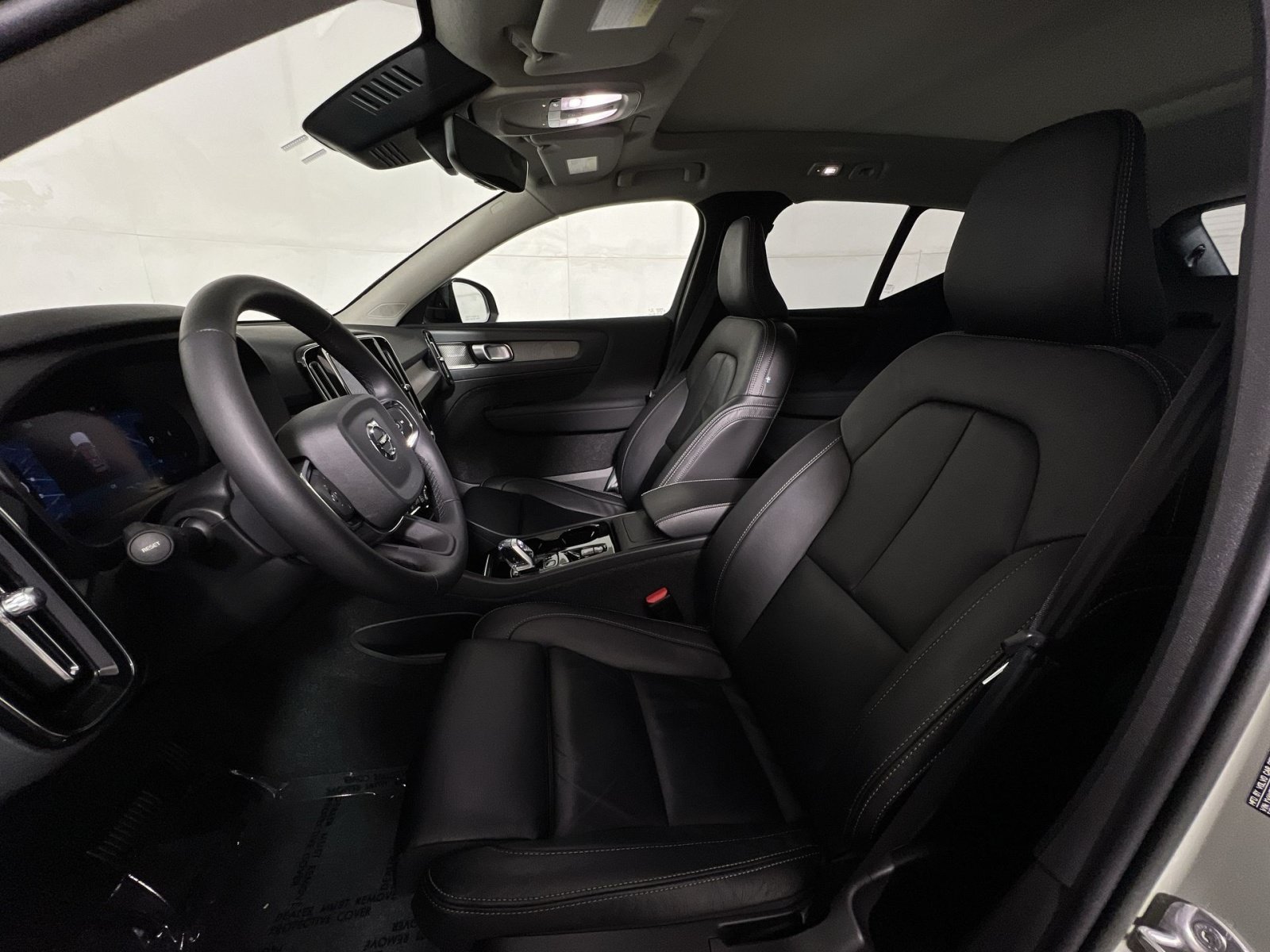 Used 2023 Volvo XC40 B4 Ultimate w/ Climate Package FWD image 13