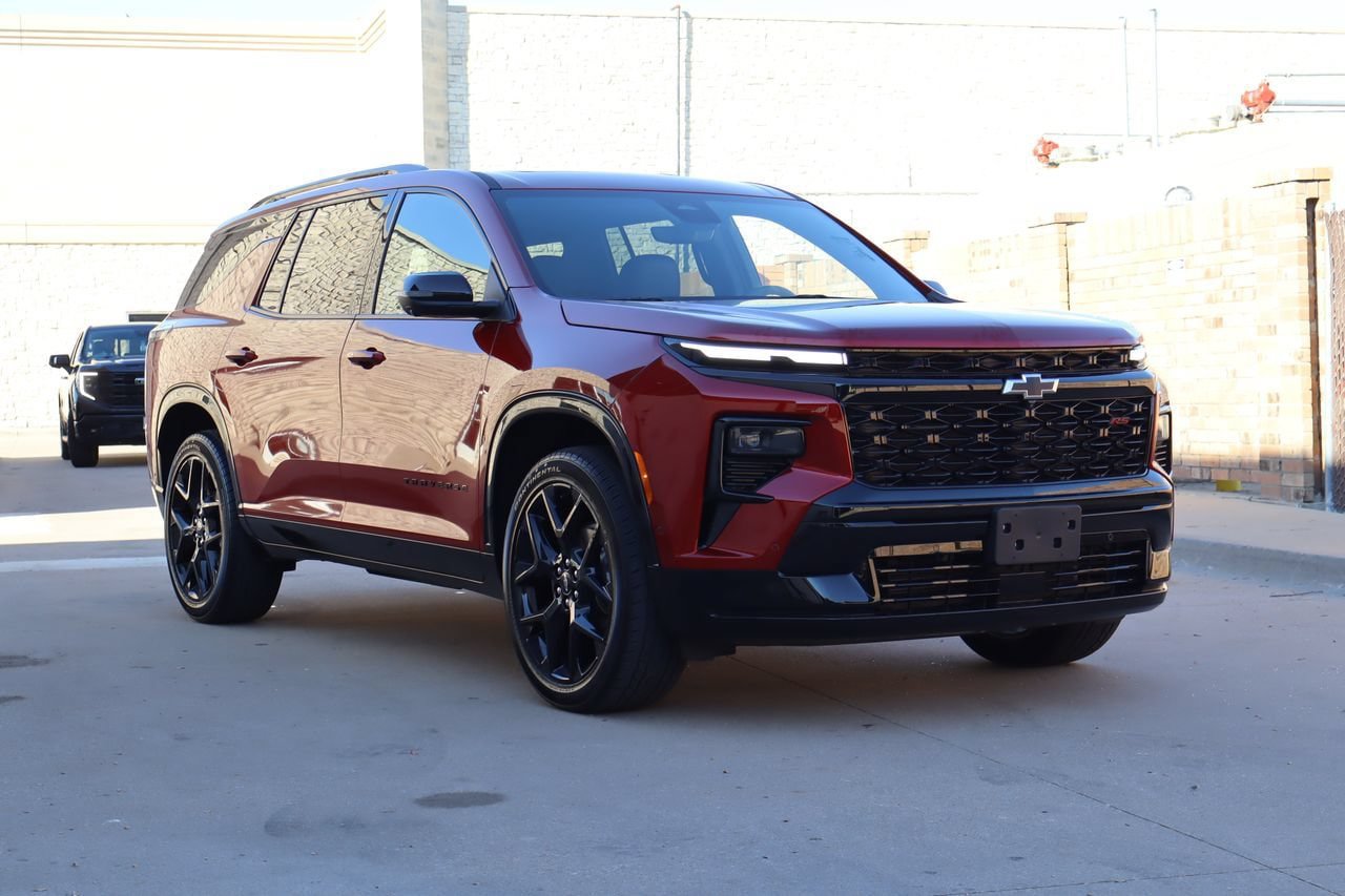 Used 2024 Chevrolet Traverse RS FWD image 2