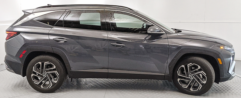 Used 2025 Hyundai Tucson Limited FWD image 2