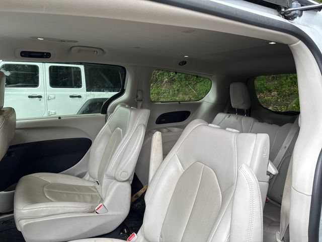 Used 2021 Chrysler Pacifica Touring-L FWD image 14