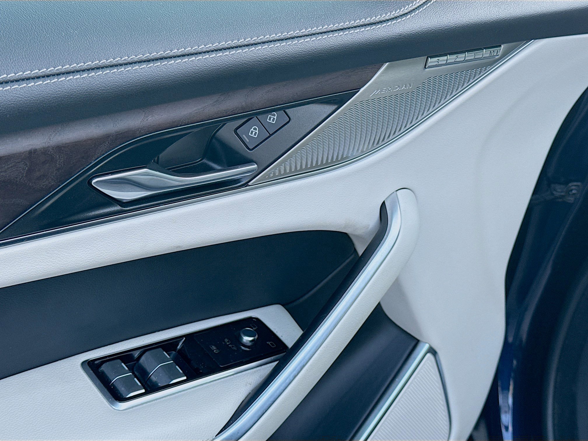 Used 2023 Jaguar F-PACE R-Dynamic S image 23