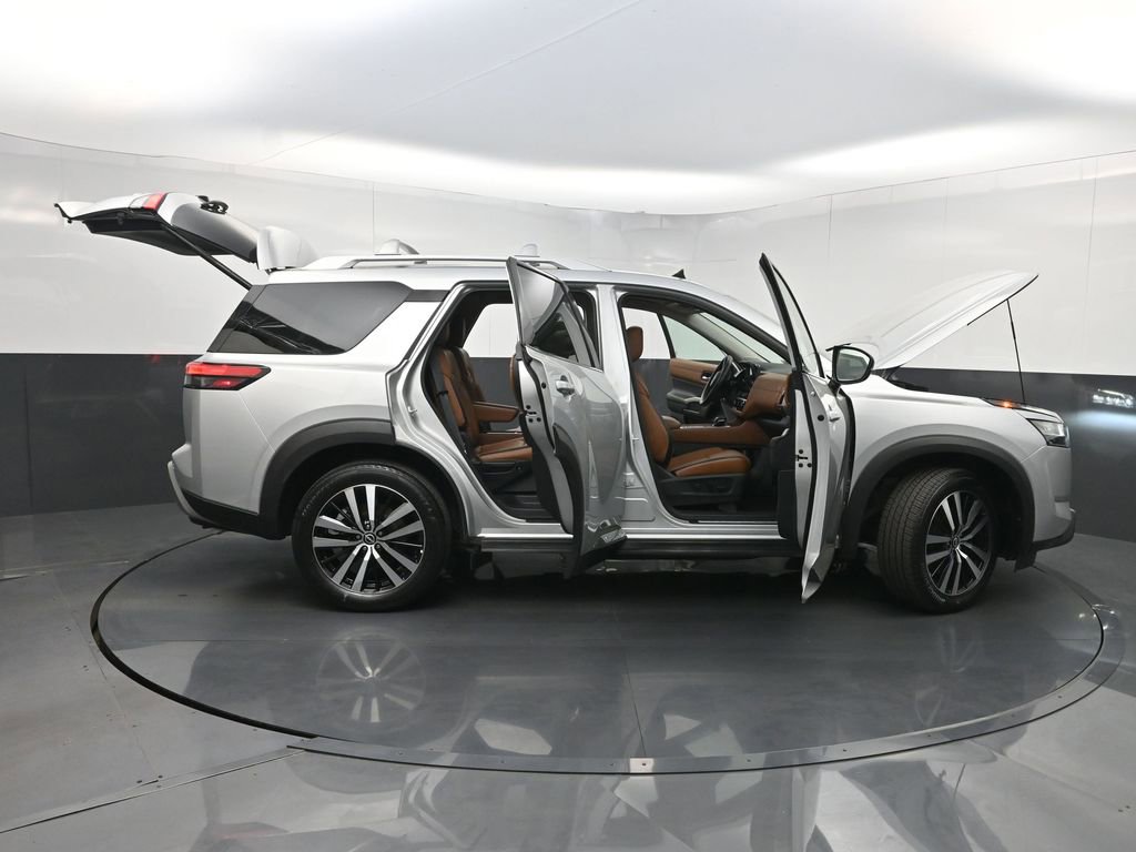 Used 2023 Nissan Pathfinder Platinum image 41