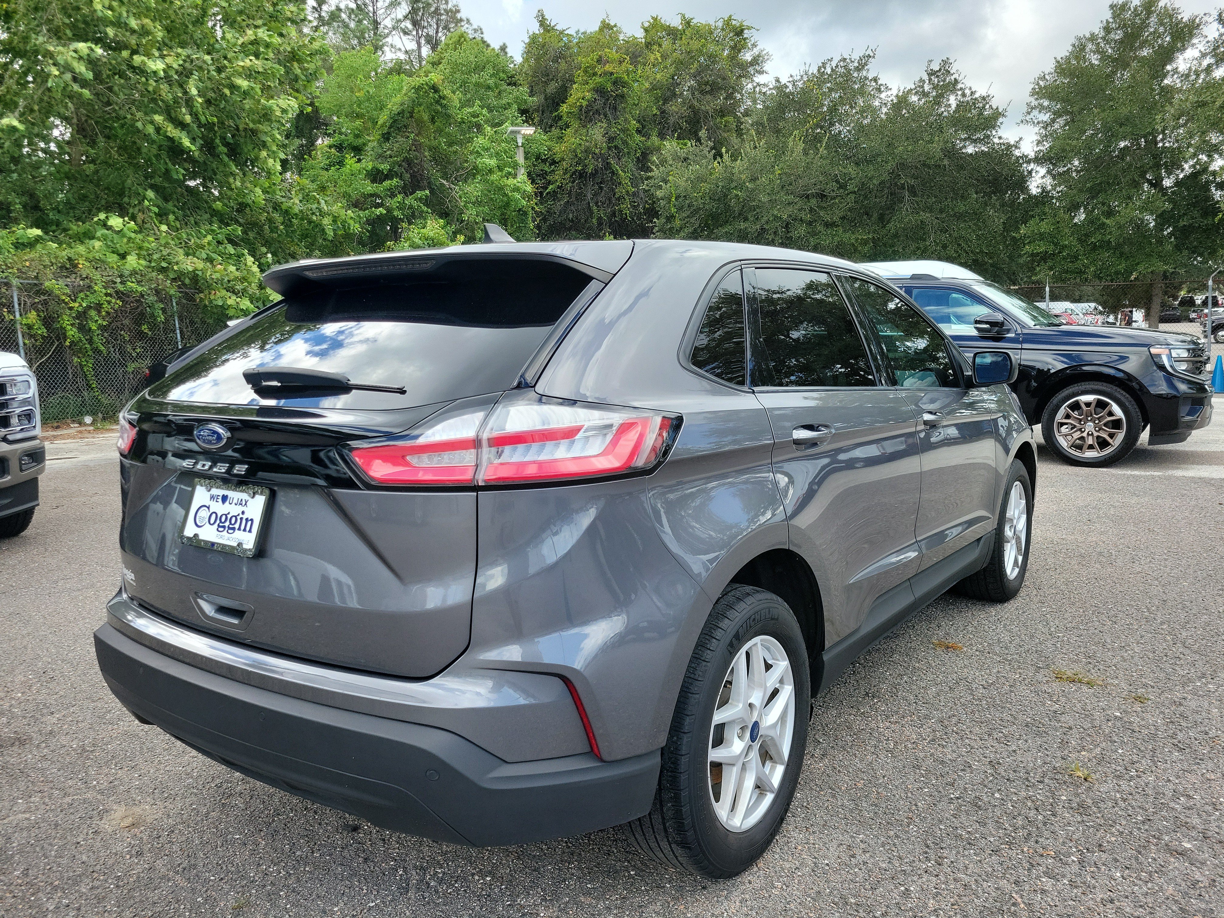 Used 2021 Ford Edge SE FWD image 3