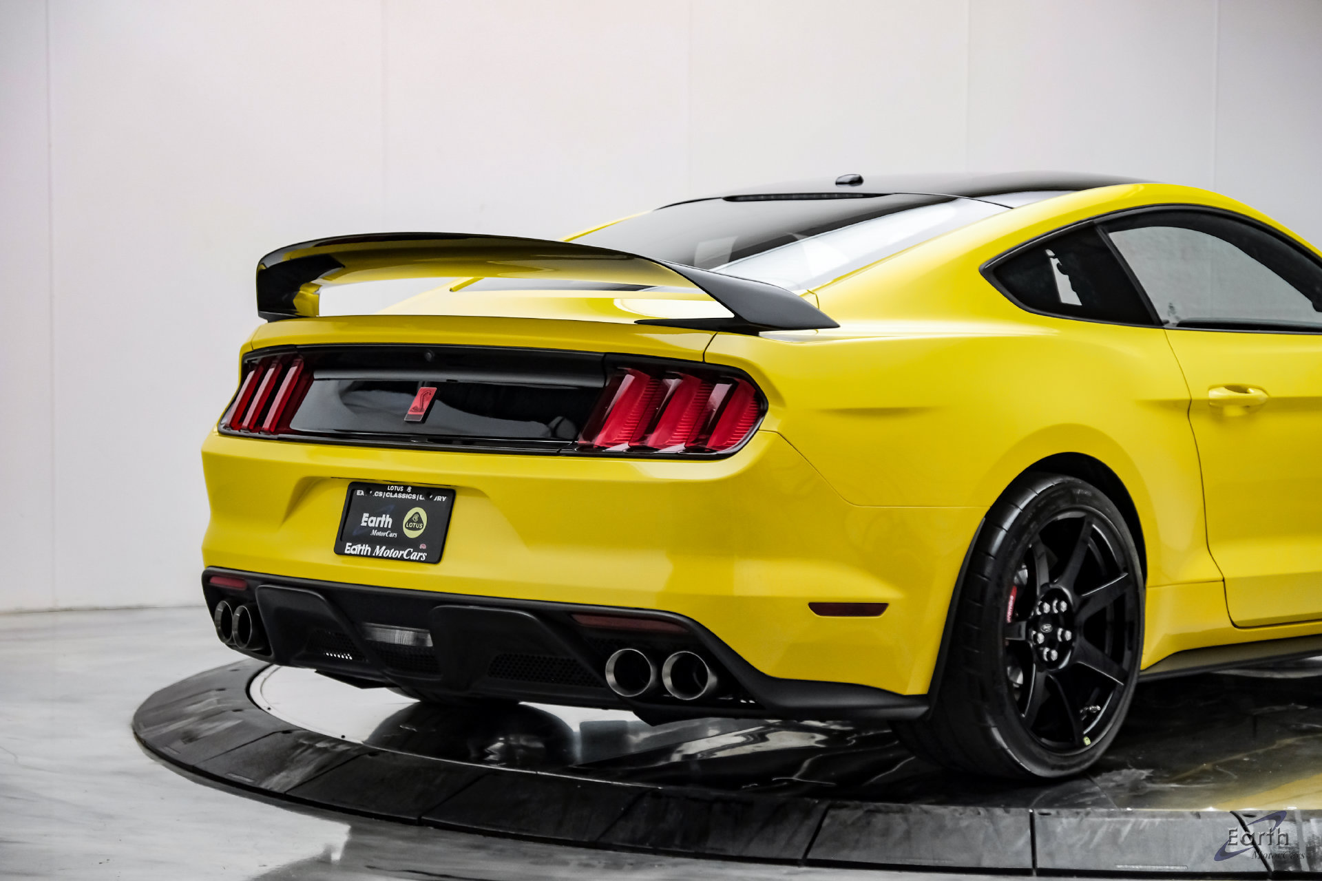 Used 2017 Ford Mustang Shelby GT350R w/ GT350R Equipment Group 920A RWD image 18