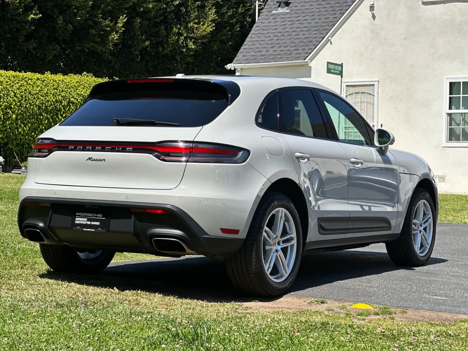 Certified 2025 Porsche Macan AWD/4WD image 8