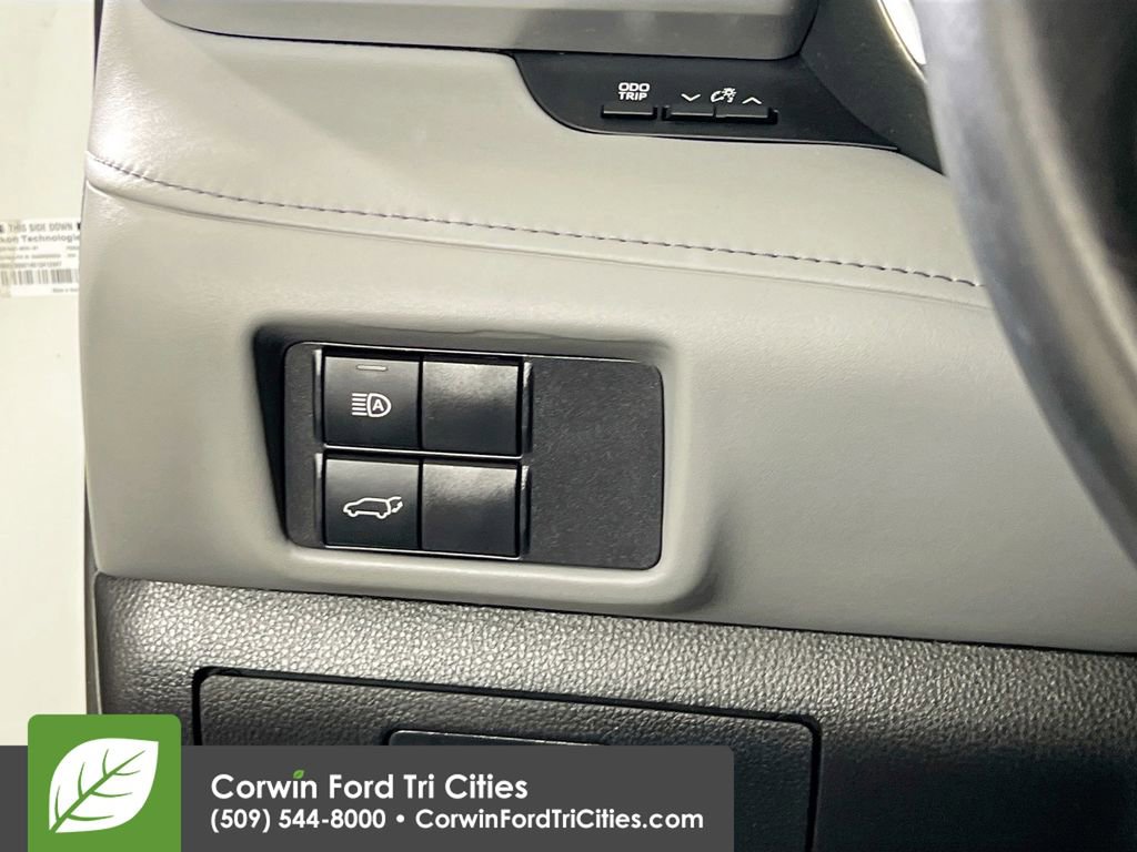 Used 2021 Toyota Highlander XLE AWD/4WD image 21