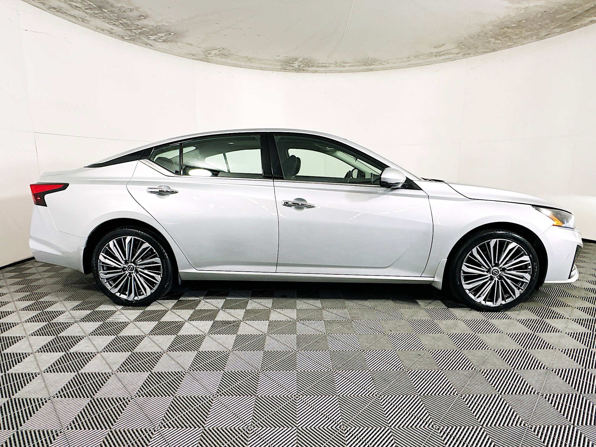 Used 2024 Nissan Altima 2.5 SL AWD/4WD image 2
