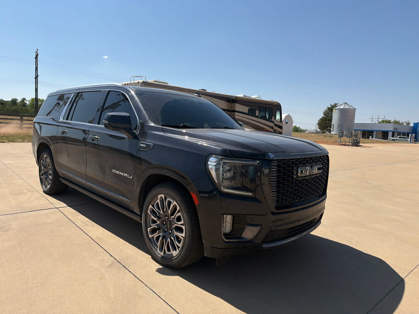 Used 2023 GMC Yukon XL Denali Ultimate AWD/4WD image 11