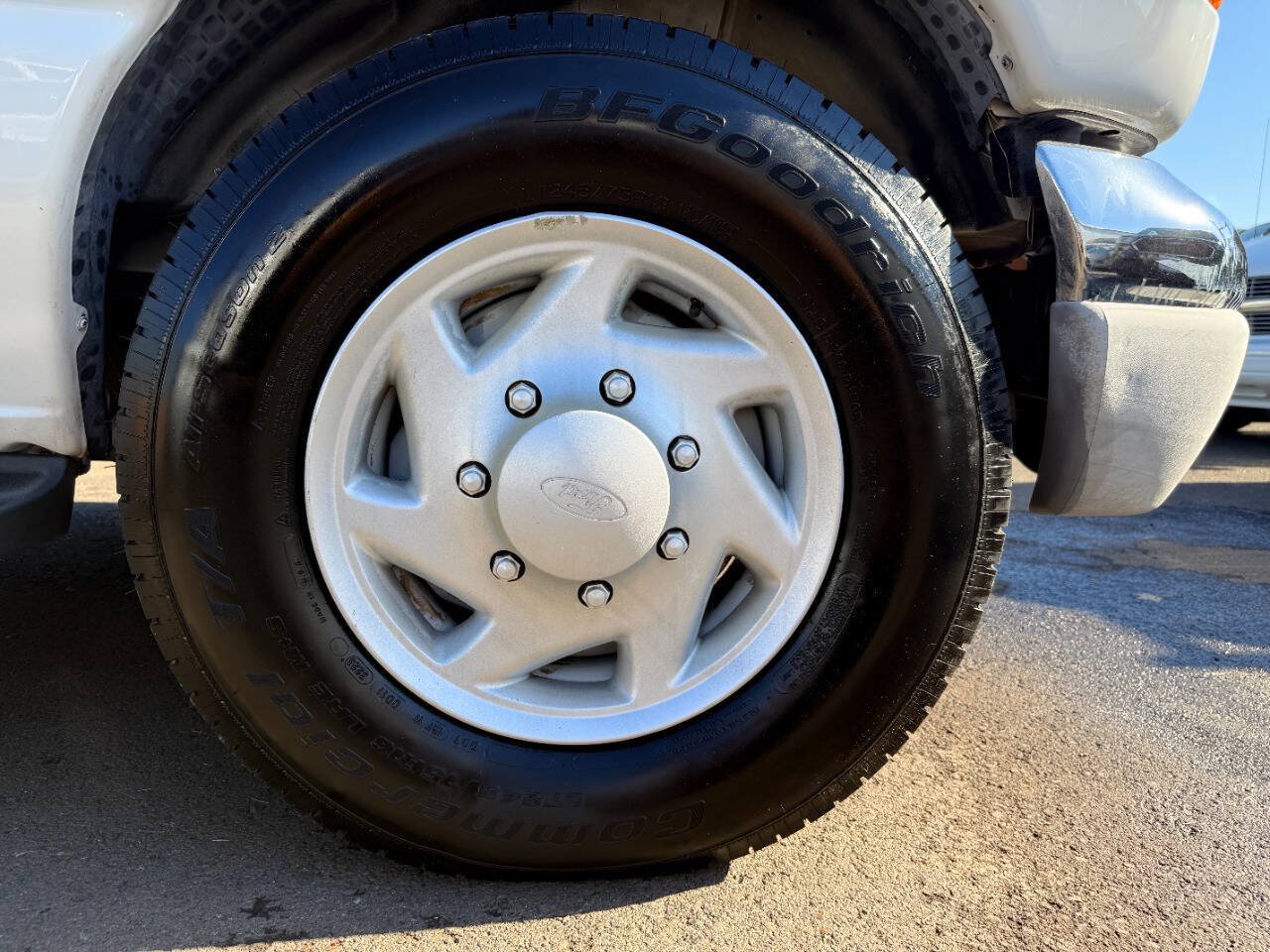 Used 2005 Ford E-350 and Econoline 350 XL RWD image 30