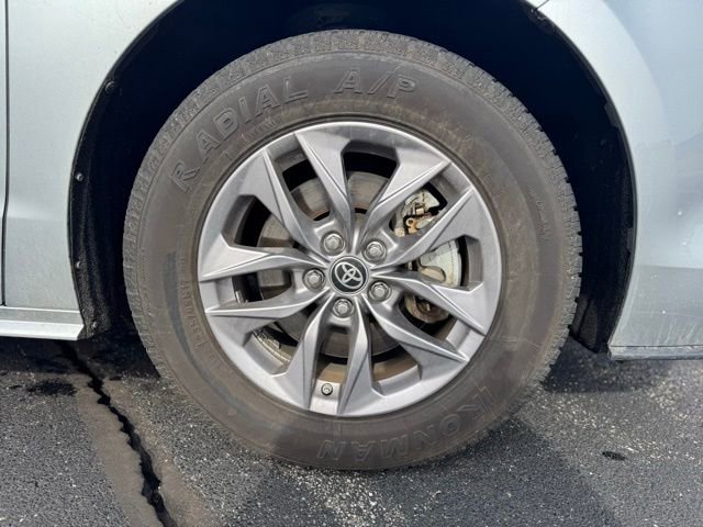 Used 2024 Toyota Sienna XLE image 9