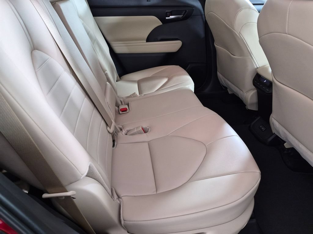 Used 2025 Toyota Highlander XLE FWD image 27