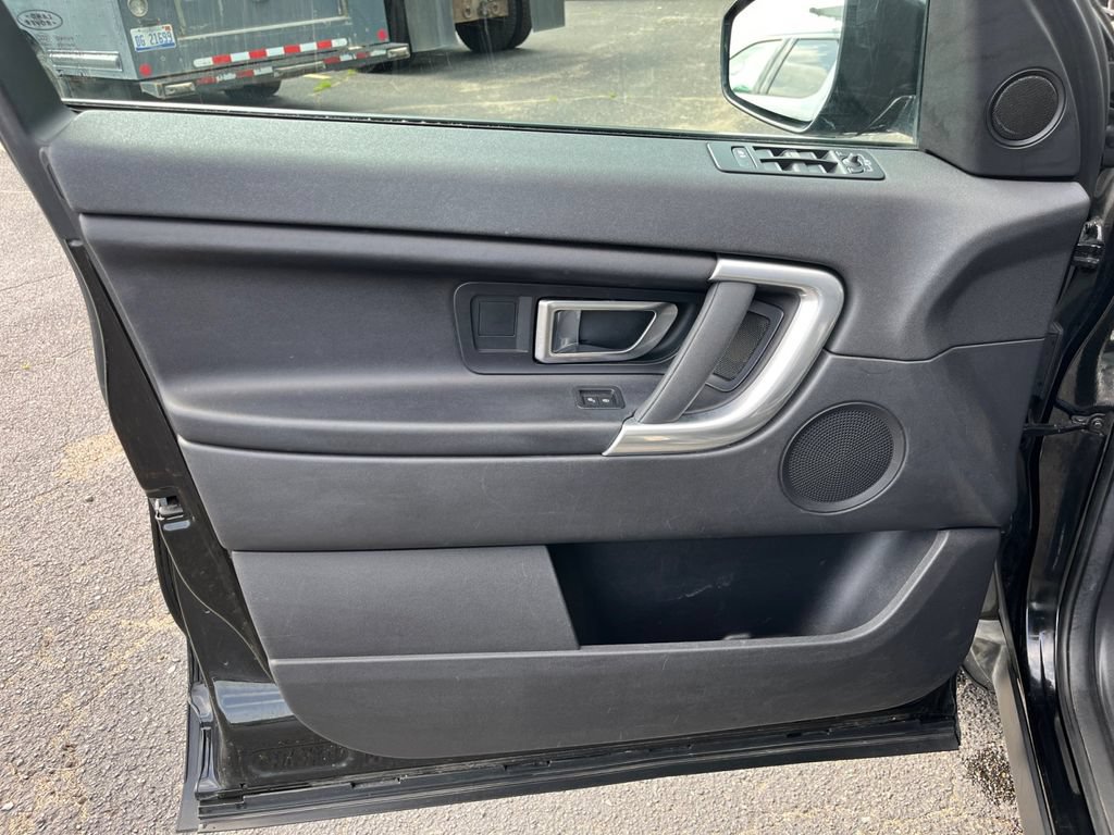 Used 2017 Land Rover Discovery Sport SE AWD/4WD image 17