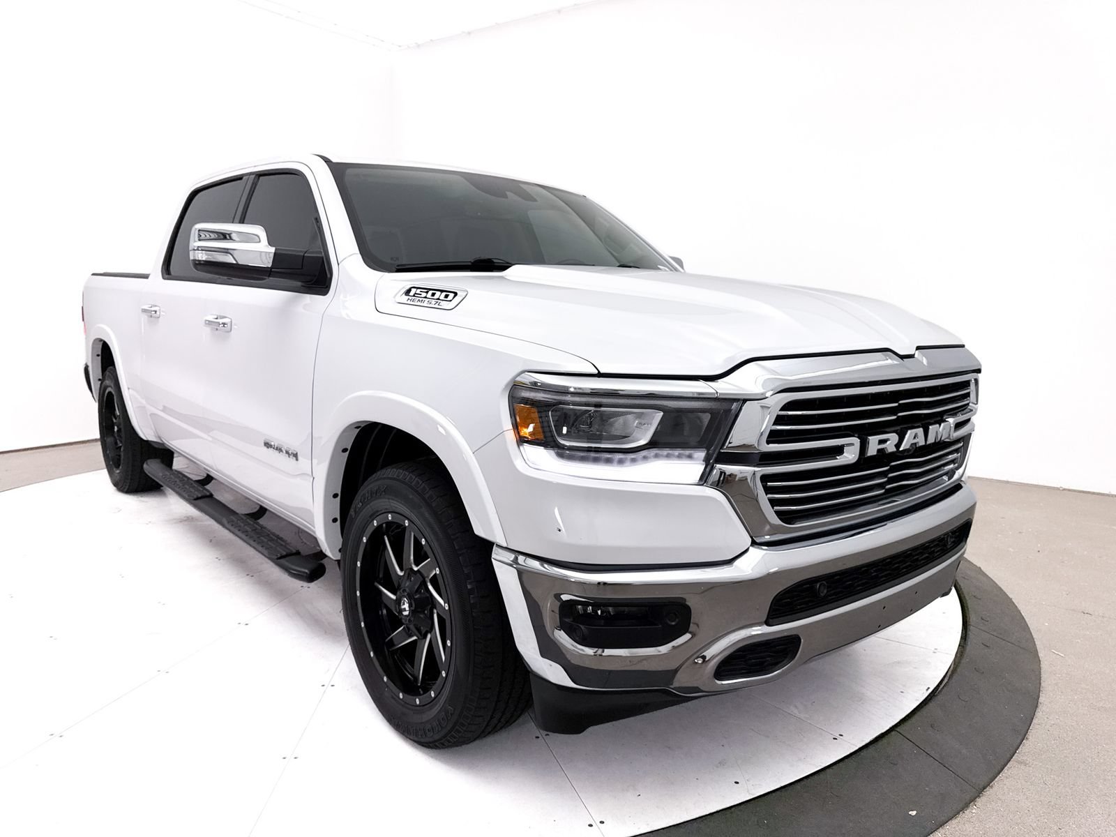 Used 2019 RAM 1500 Laramie AWD/4WD image 11