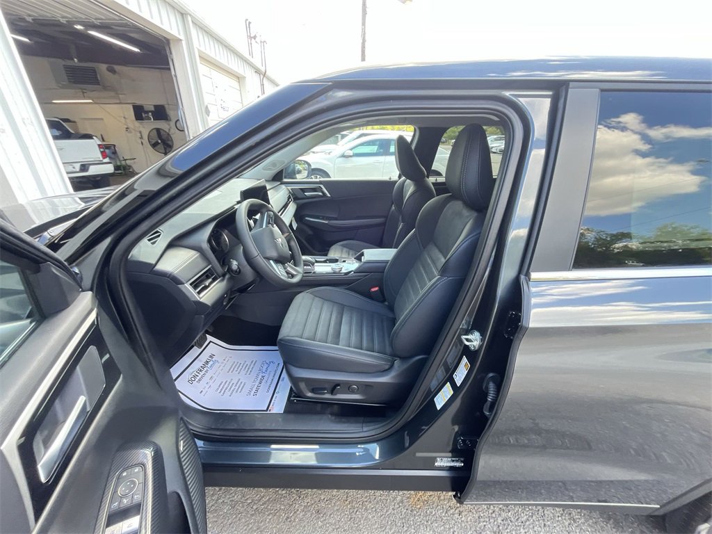 New 2025 Mitsubishi Outlander SE image 11