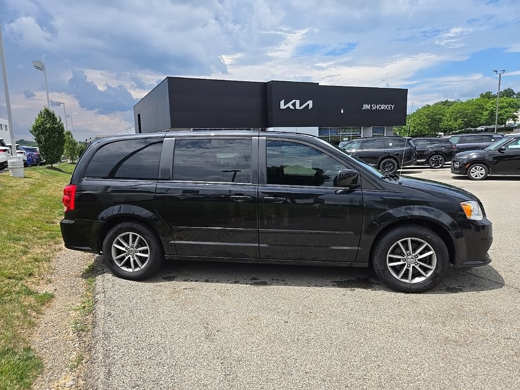 Used 2016 Dodge Grand Caravan SE FWD image 2