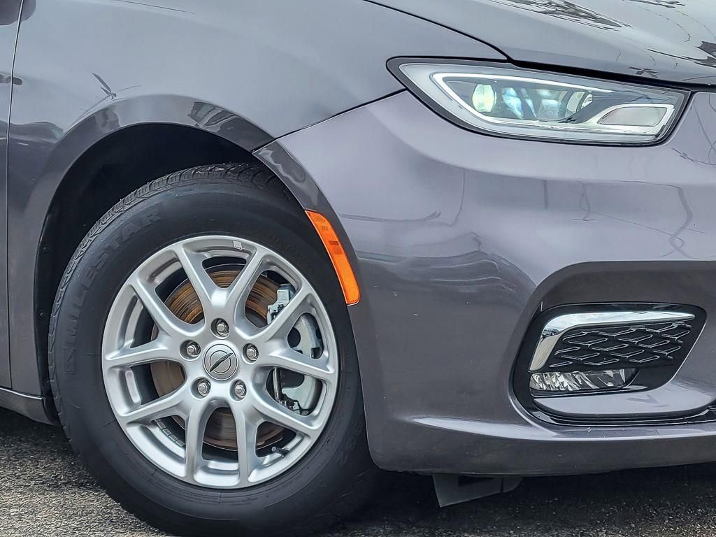 Used 2023 Chrysler Pacifica Touring-L image 5