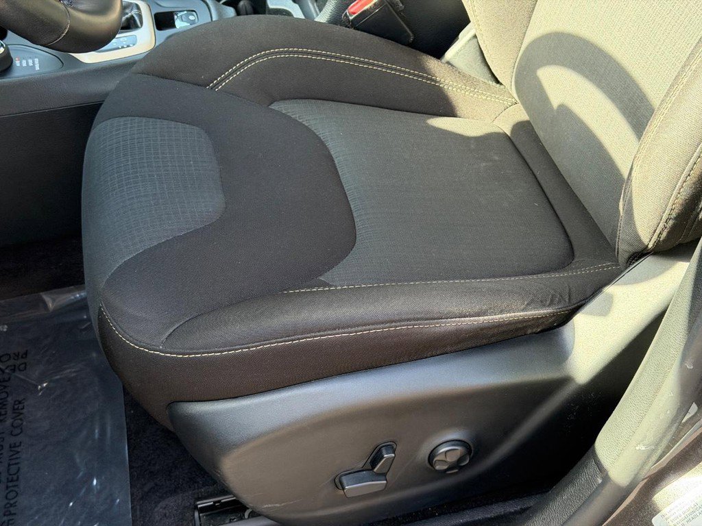 Used 2016 Jeep Cherokee Latitude w/ Comfort/Convenience Group AWD/4WD image 22